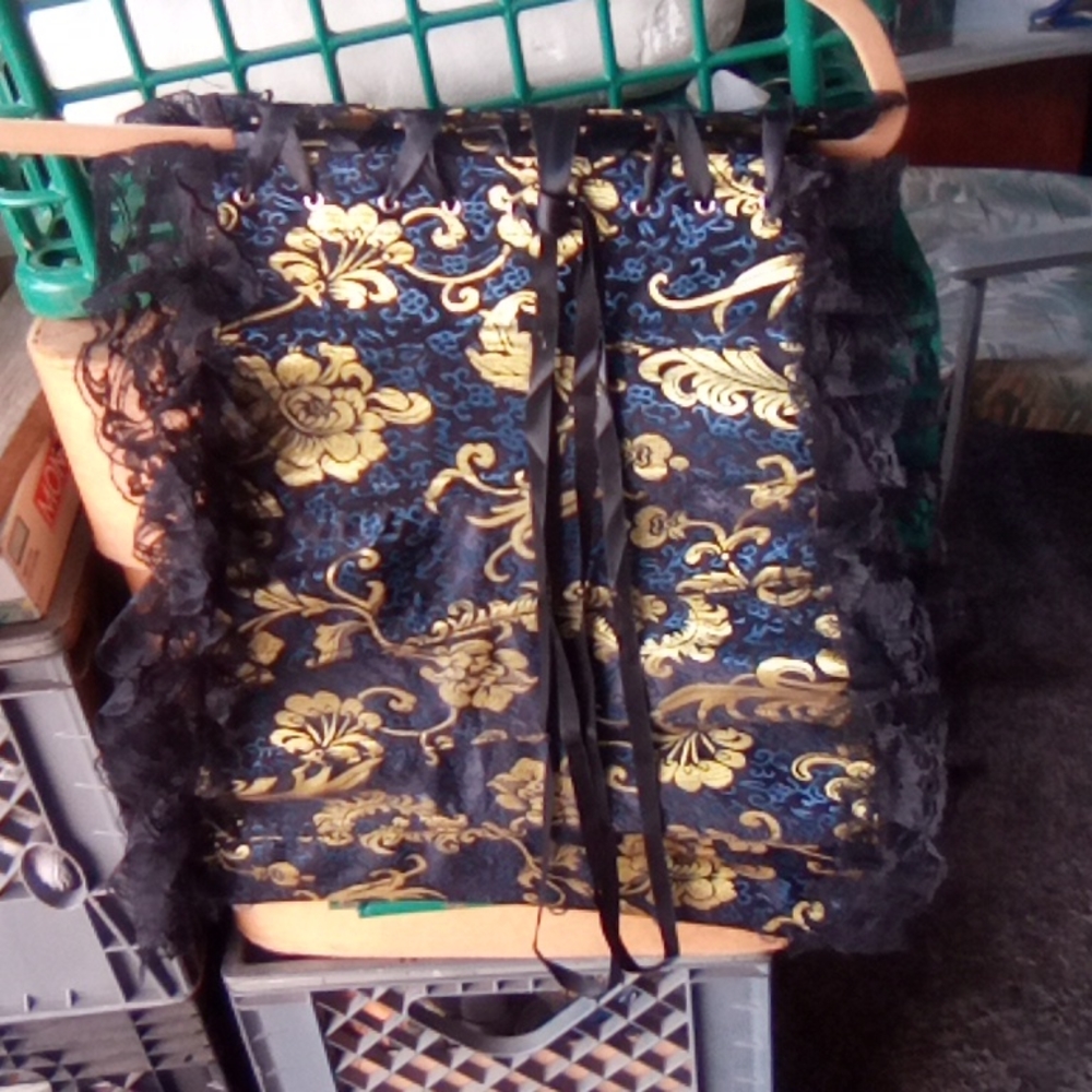 Corsette - Picture 2 of 3